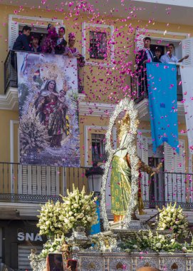 Fuengirola, Malaga, İspanya. 10/07/2023. Ekim fuarı sırasında Fuengirola sokaklarından geçen Tespih Bakiresi..