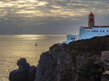 Faro adalarında gün batımında deniz feneri, algarve, Portekiz