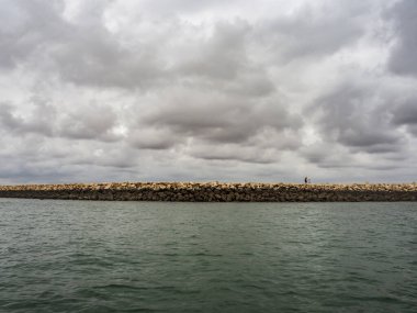 Bulutlu gökyüzü ile güzel bir deniz manzarası