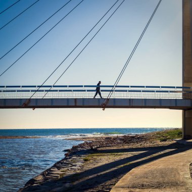 Fuengirola, İspanya 'da asma köprüde bir adam