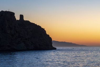 Denizin üzerinde güzel bir gün batımı