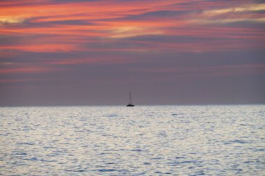 Denizin üzerinde güzel bir gün batımı