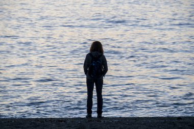 Gün batımında sahilde yürüyen bir kişinin silüeti, Cabo de Gata, Almeria, İspanya