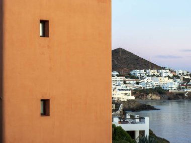 San Jose, Almerya, İspanya 'daki dağın tepesinden manzara