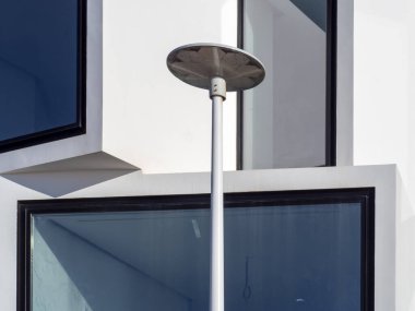 Gökyüzündeki beyaz modern bina