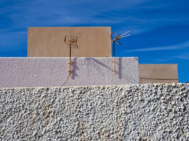 beton duvar ve boş beyaz bir sayfa.