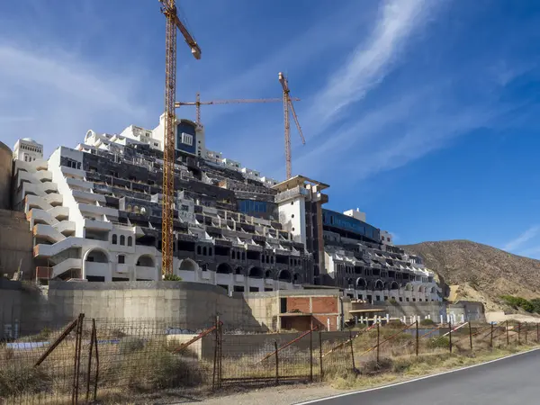 Carboneras, Almeria 'daki Algarrobico otelinin terk edilmiş inşaatı.