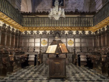 Avizesi ve masası olan bir oda.