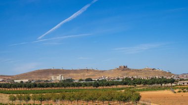 İspanya, Consuegra 'nın yel değirmenlerinin manzarası