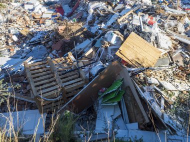 Bir tarlada moloz ve enkaz yığını.