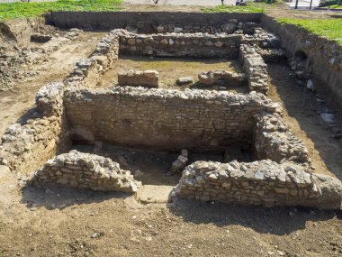 Toprak bir alanda taş bir yapı.