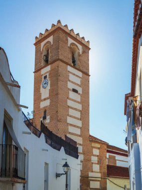 Gökyüzü geçmişi olan bir kasabada saat kulesi.