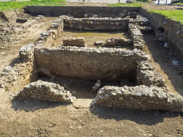 Toprak bir alanda taş bir yapı.