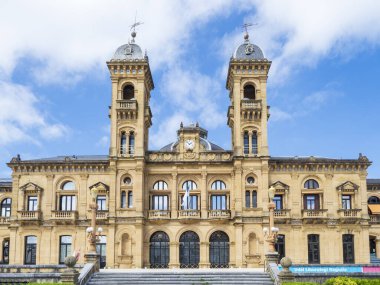 San Sebastin, İspanya 'da iki kulesi ve saat kulesi olan büyük bir bina.
