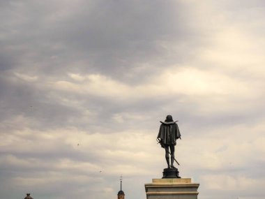 Alcala de Henares, İspanya 'daki Don Kişot de la Mancha' nın yazarı Miguel de Cervantes 'in heykeli.