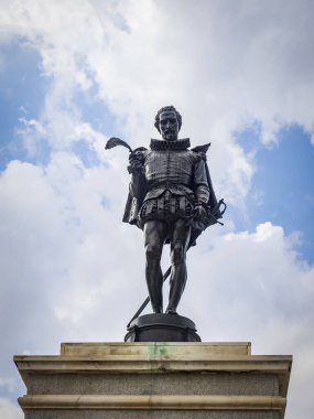 Alcala de Henares, İspanya 'daki Don Kişot de la Mancha' nın yazarı Miguel de Cervantes 'in heykeli.