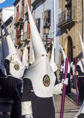 Beyaz ve siyah giyinmiş bir grup insan.