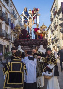 Heykelin etrafında duran bir grup insan.