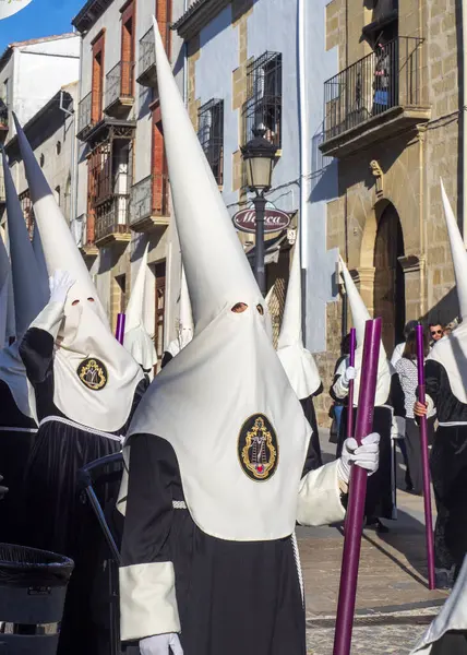 Beyaz ve siyah giyinmiş bir grup insan.