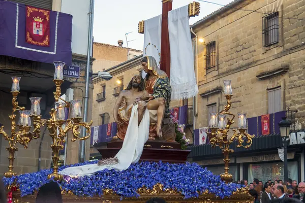 Bir geçit töreninde çarmıha gerilmiş İsa heykeli.