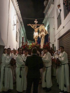 Bir grup insan sokakta dikiliyor.