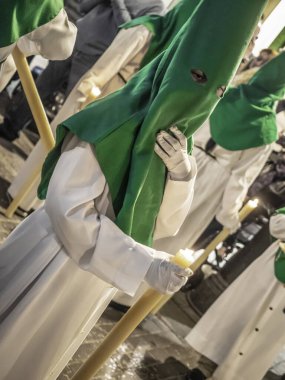 Yeşil ve beyaz giyinmiş bir grup insan.