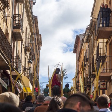 Sokakta yürüyen bir kalabalık.