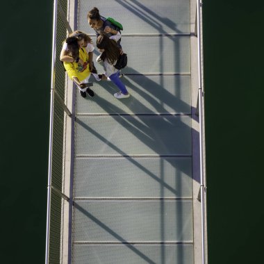 Santander, Cantabria, İspanya. 09/05/2019. Santander limanı rıhtımında gezinen turistler 