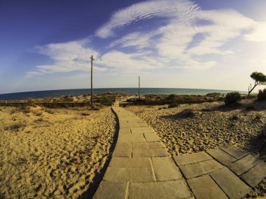 Cadiz, İspanya 'da denize giden yol