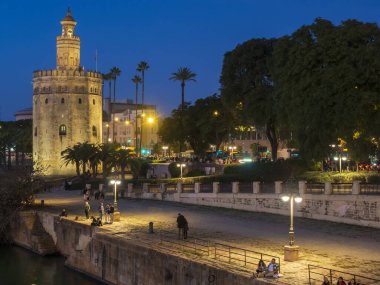İspanya, Sevilla 'daki Torre del Oro' nun gece manzarası. 
