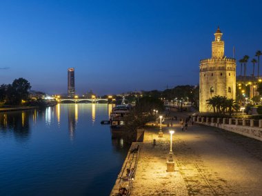 İspanya, Sevilla 'daki Torre del Oro' nun gece manzarası. 