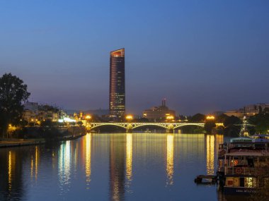 Sevilla 'dan geçen Guadalquivir nehrinin gece manzarası