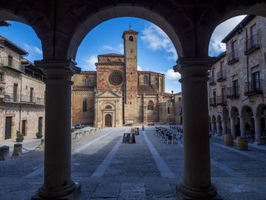 Siguenza, Guadalajara 'nın ana meydanında ortaçağ mimarisi