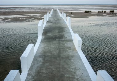 Cadiz, İspanya 'daki kumsala köprü.