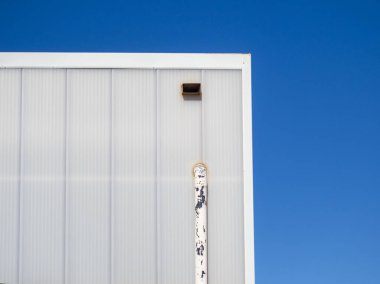 mavi metal pencere ve gökyüzü arkaplanı