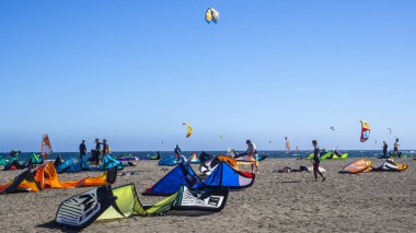 Tenerife, kanarya adaları, İspanya. 06/12/2019. Kumsalda yelkenleri olan sporcu ve kadın grupları.