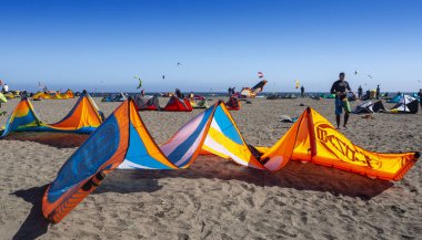 Tenerife, kanarya adaları, İspanya. 06/12/2019. Kumsalda yelkenleri olan sporcu ve kadın grupları.