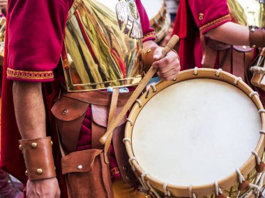 Ubeda, Jaen, İspanya. 04/16/2021. Ubeda, Jaen, İspanya 'nın geleneksel kutsal haftasında müzik grubu.