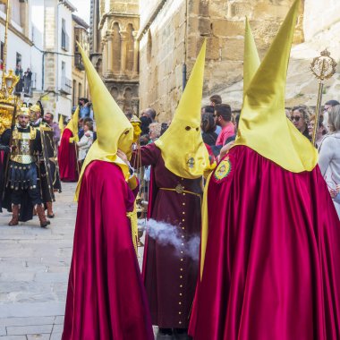 Ubeda, jaen, İspanya. 04/12/2021. Ubeda, İspanya 'nın kutsal haftasında her yaştan Hristiyanlar gibi giyinmiş insanlar..
