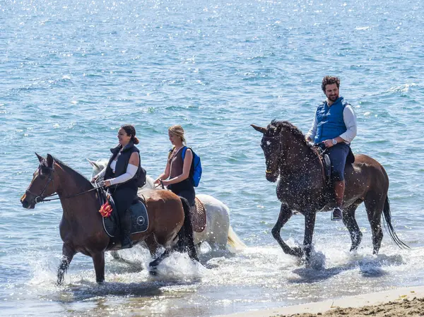 Mijas, Malaga, İspanya. 03/15/2024. La Cala, Mijas, İspanya sahillerinde geleneksel at binicileri konsantrasyonu.