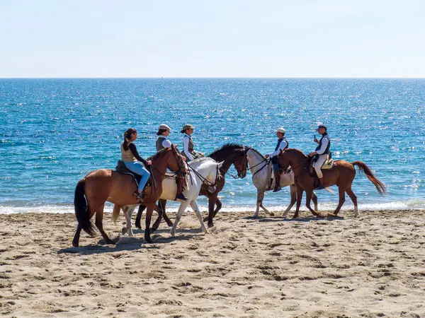Mijas, Malaga, İspanya. 03/15/2024. La Cala, Mijas, İspanya sahillerinde geleneksel at binicileri konsantrasyonu.