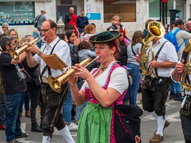 Fuengirola, Malaga, İspanya. 04/30/2024. Her yıl Mayıs ayının başında Fuengirola 'nın ana caddelerinden geçen Internacional de los Paises 2024 festivalinin açılış töreni.