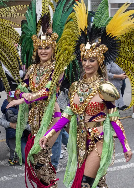 Fuengirola, Malaga, İspanya. 04/30/2024. Taylandlı dansçılar ülkelerinin tipik kostümlerini giyip Mayıs ayı başlarında Fuengirola 'nın ana caddelerinden her yıl düzenlenen 2024 Uluslararası Ülkeler Festivali' nin açılış törenine katıldılar..