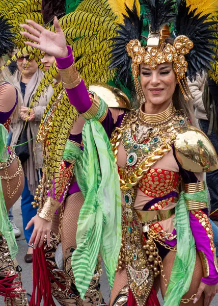 Фуэнхирола Малага Испания 2024 Тайские Танцоры Одетые Типичный Костюм Своей Стоковое Изображение