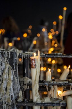 Gece bir kilisede mumlar