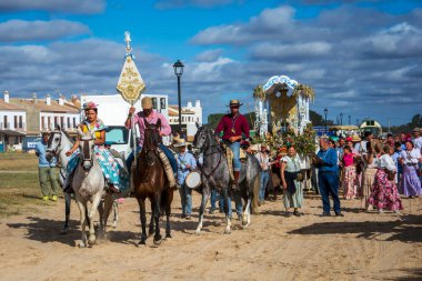 Mayıs 2024. İspanya 'nın Huelva eyaletinin Almonte kasabasındaki El Rocio kasabasında sona eren hac yolculuğunu at sırtında, at arabasında ve yaya olarak yapanlar.