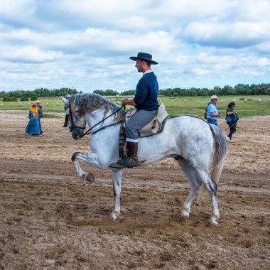 Mayıs 2024. İspanya 'nın Huelva eyaletinin Almonte kasabasındaki El Rocio kasabasında sona eren hac yolculuğunu at sırtında, at arabasında ve yaya olarak yapanlar.