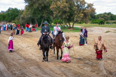 Mayıs 2024. İspanya 'nın Huelva eyaletinin Almonte kasabasındaki El Rocio kasabasında sona eren hac yolculuğunu at sırtında, at arabasında ve yaya olarak yapanlar.