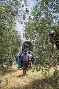 Almonte, Huelva, İspanya. Her yaştan ve kökenden gelen hacılar Doana Doğal Parkı 'nın kumları üzerinden yaya, at sırtında veya at arabasıyla El Roco köyüne giderler..