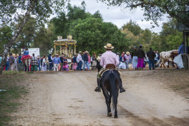  Huelva 'nın Almonte kentindeki El Rocio köyüne yapılan yıllık hac yolculuğu sırasında at sırtında Doana Ulusal Parkı' nın bataklıklarından geçen hacılar..